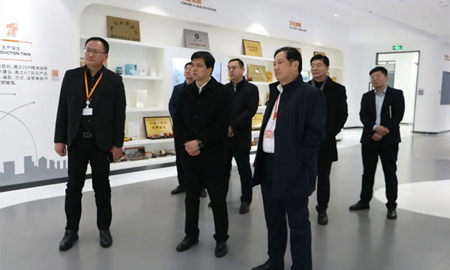 Yantai Laishan District Party Secretary Luo Jian and his entourage visited the company for research.