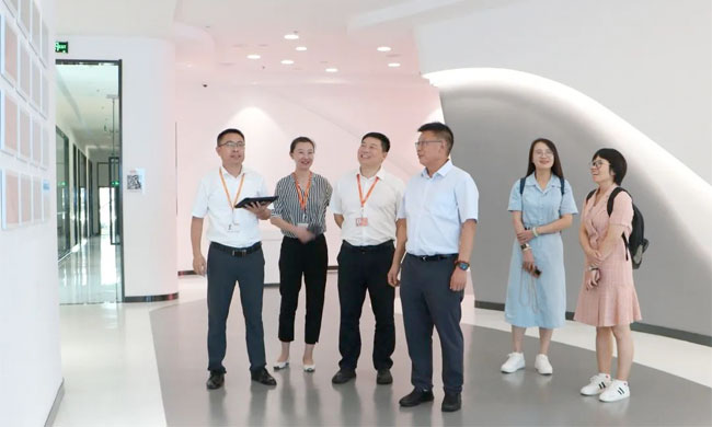 Li Hongbao, Executive Vice President and Secretary General of China Construction Machinery Industry Association Excavating Machinery Branch, visited Jerei for investigation and research.